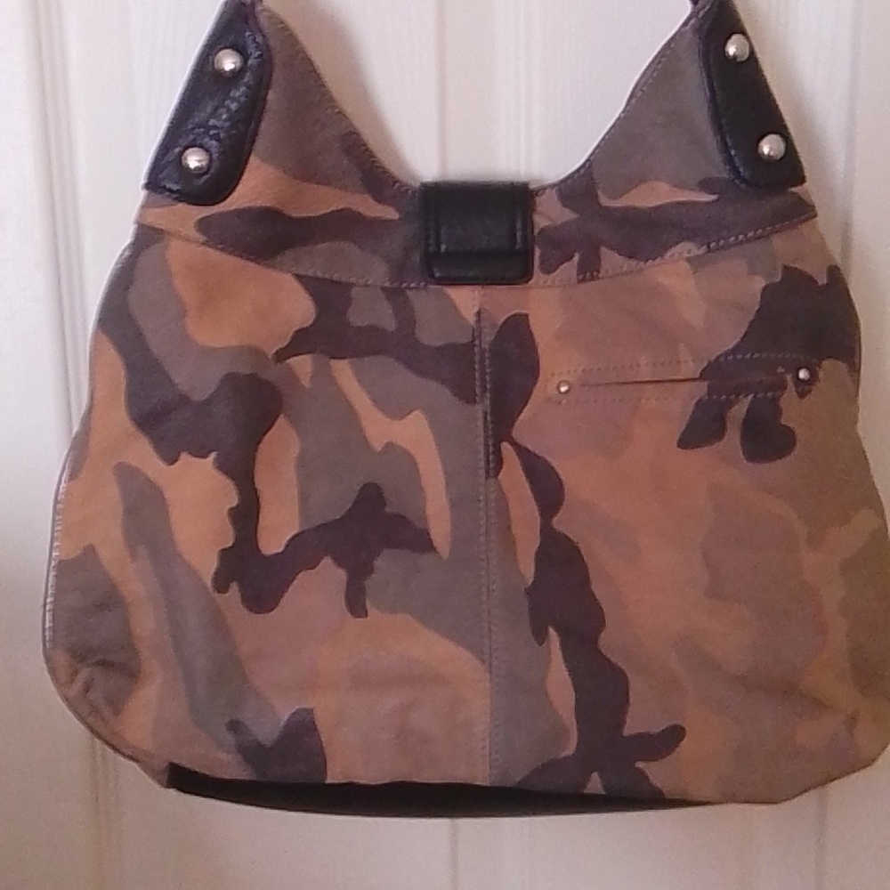 B. Makowsky Stylish Camouflage Shoulder Bag - Picture 4 of 7